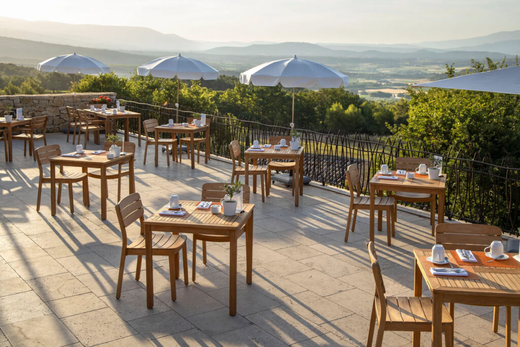 Teak houten tuintafels en stoelen van Vlaemynck geschikt voor horeca
