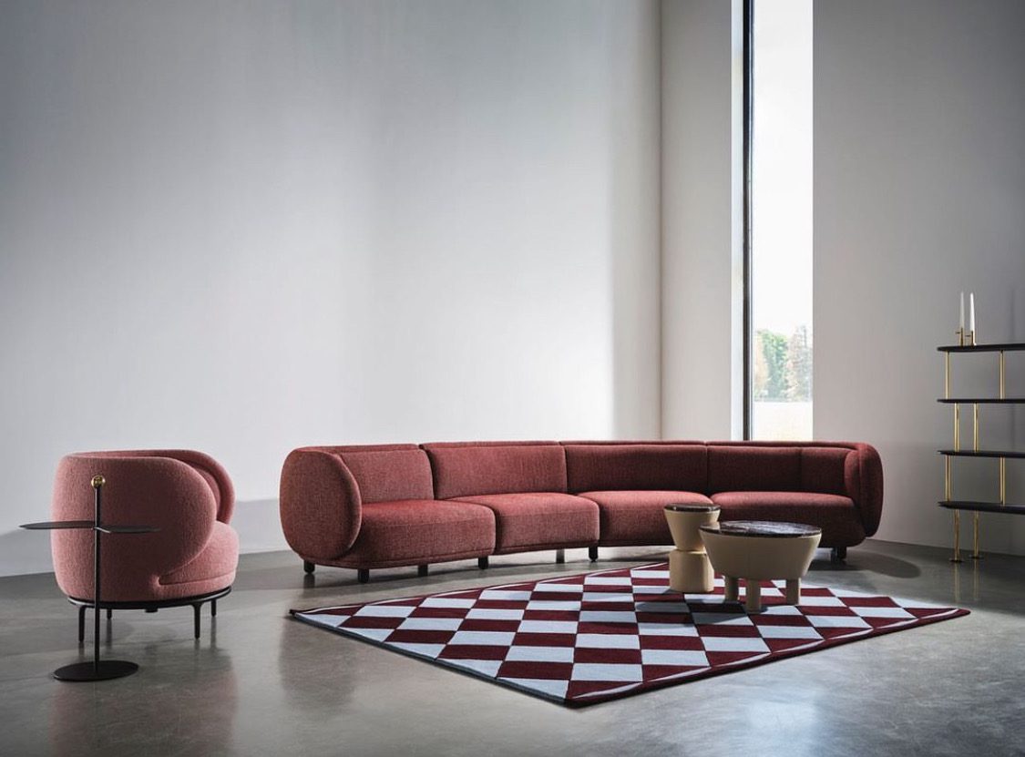 Luxe design bank in rood textiel met bijpassende fauteuil van Willisau