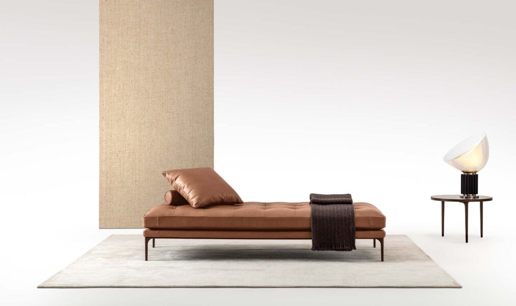 Minimalistische design bank Soul met bruine leren bekleding van het designermerk Talenti