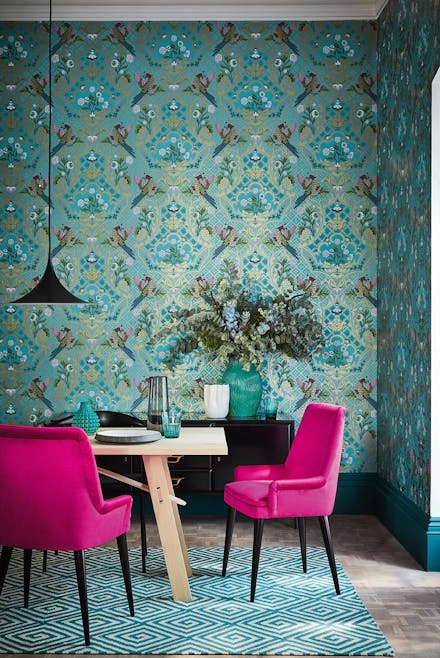 Little Greene behang met vogels en hardroze stoelen