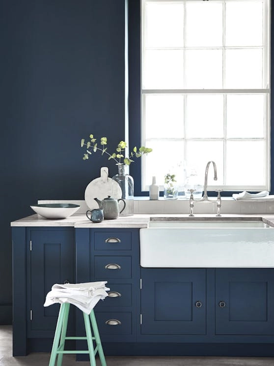 Blauwe keukenkastjes en muur van Little Greene